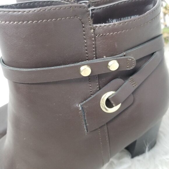 Brown Faux Leather LIZ CLAIBORNE ANKLE BOOTS. - Picture 3 of 16